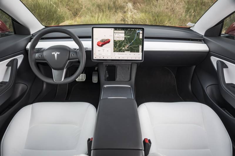 intérieur de la Tesla Model 3 à Clermont-Ferrand